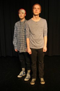 Pääosassa Kaius Kiiras näyttelee Tomi Kokkoa ja hänen veljeään Timo Kokkoa näyttelee Pipsa Ilpala.
