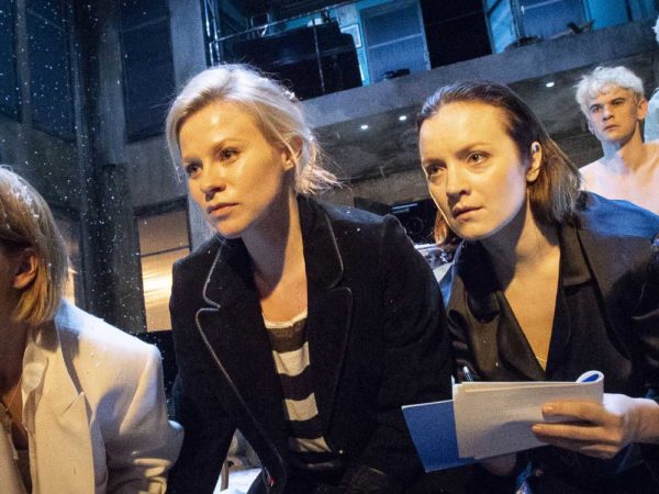 (vas.) näytelmän kolme sisarta: Irina (Marja Salo), Maša (Emmi Parviainen) ja Olga (Elena Leeve). Taka-alalla Soljonyi (Samuli Niittymäki) ja Tuzenbach (Olavi Uusivirta) Kuva: Tuomo Manninen